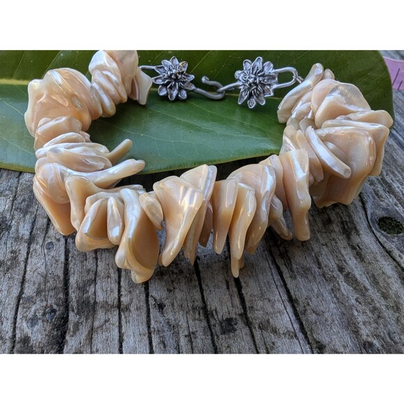 Vintage Shell & Pewter Bracelet - Picture 5 of 11